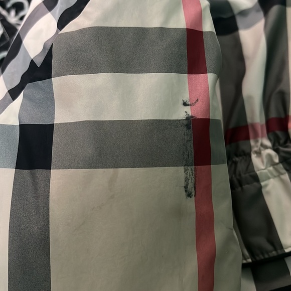 Burberry kids jacket size 6 has 2 lil black stains but coat is in very good care - Picture 4 of 6
